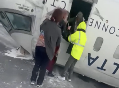 达美航空客机在多伦多机场坠毁翻转,奇迹般无一人遇难